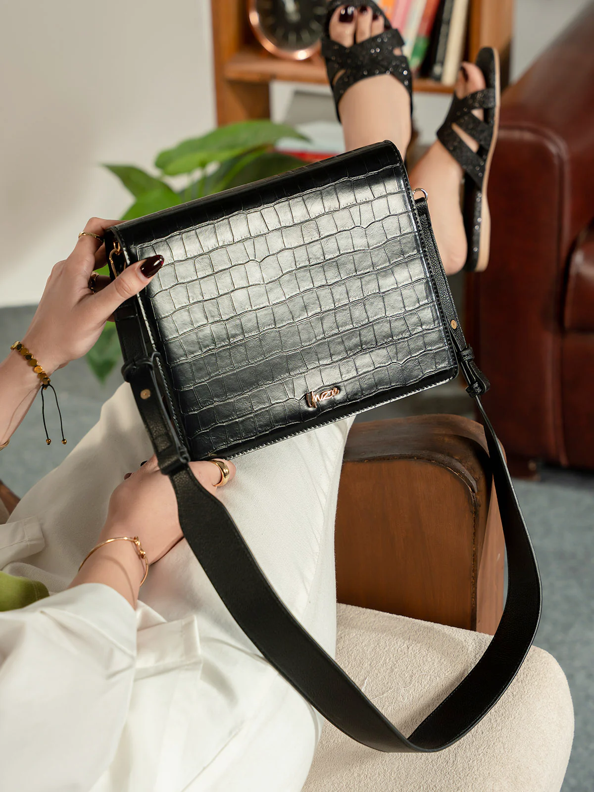 Women "DEREK" Premium Crossbody Bag - Image 3