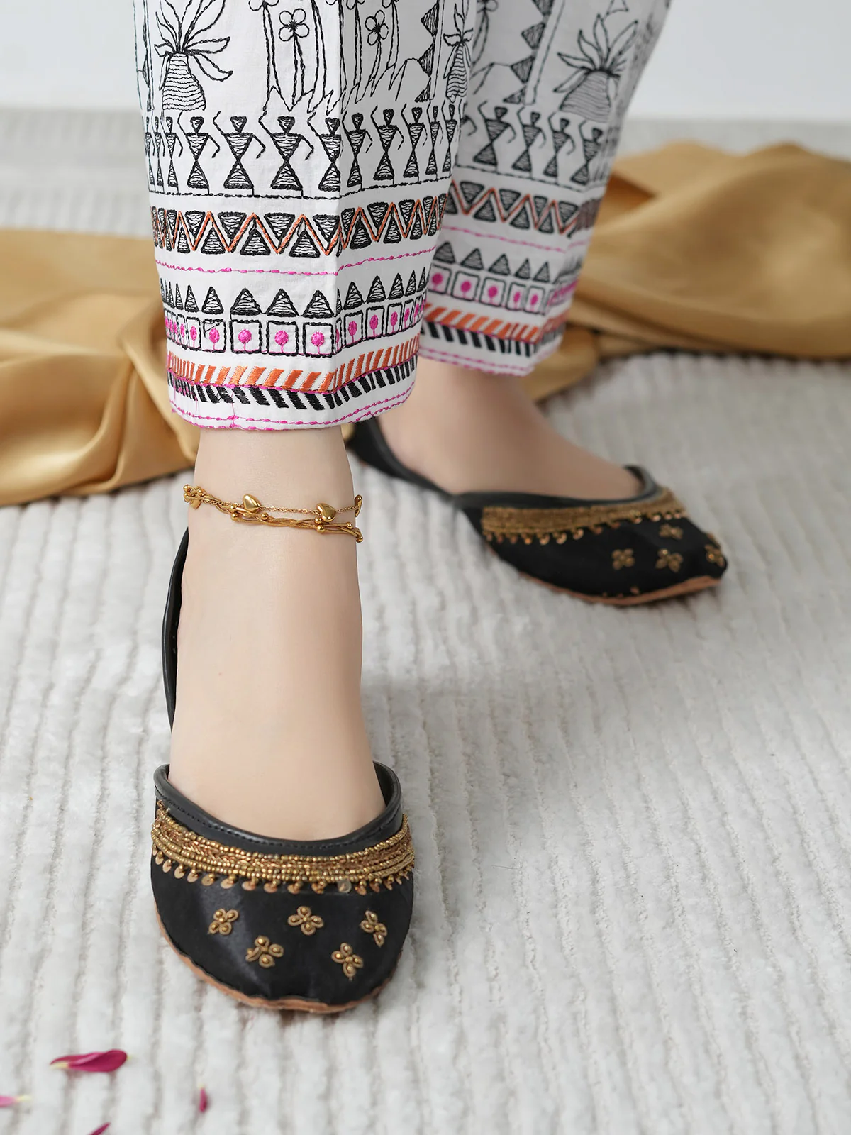 Women "RAAHIM" Classic Embroidery Khussa - Image 3