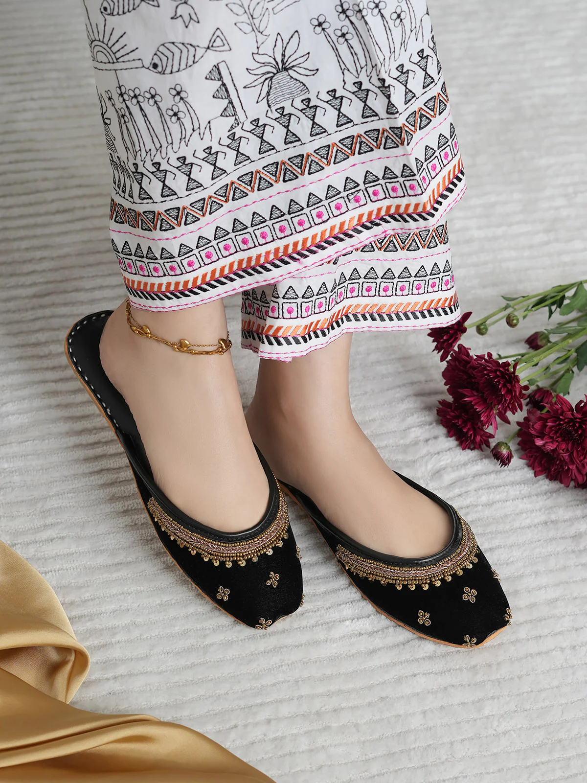 Women "NAQSHI" Traditional Classic Khussa